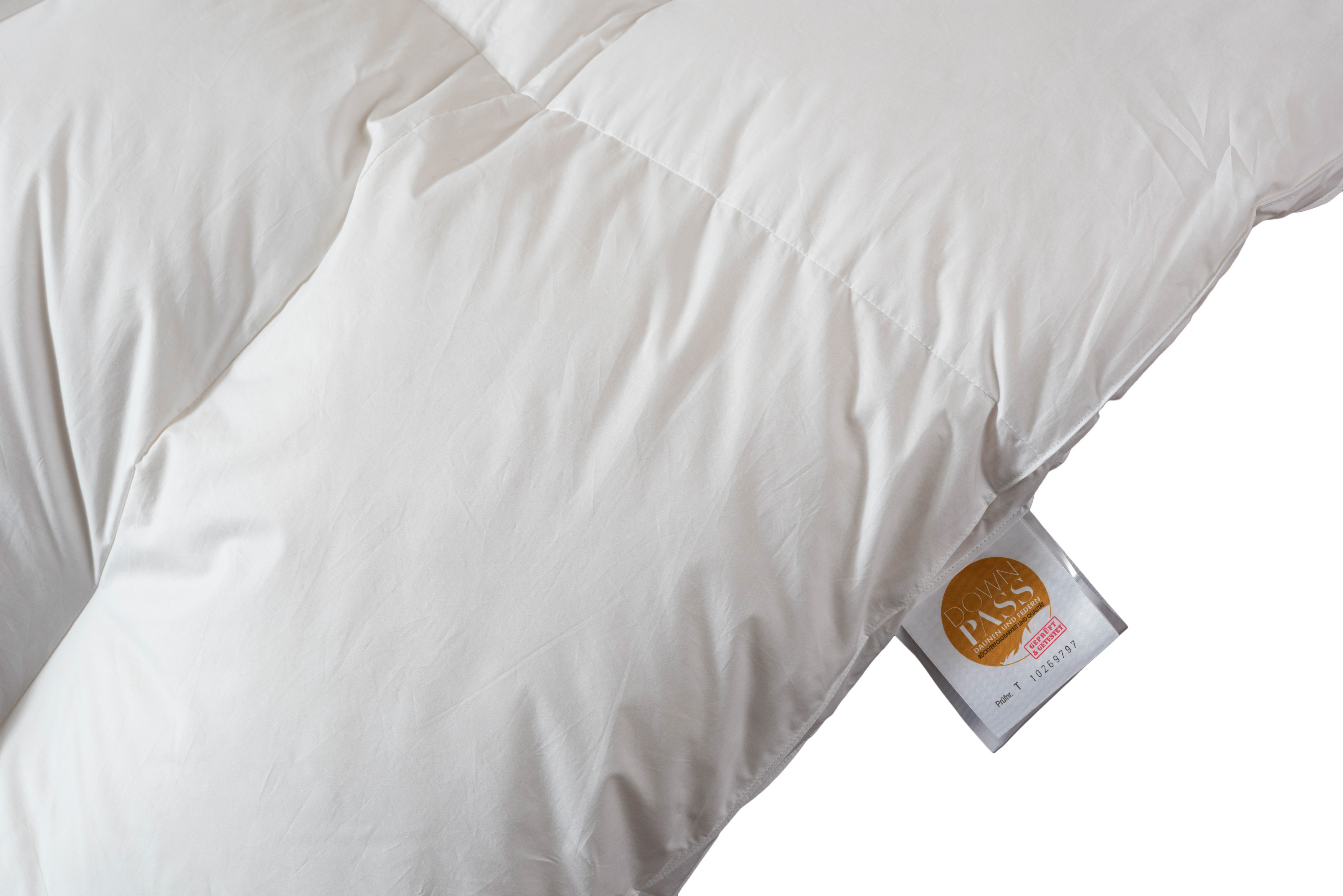 medium-schlafkoenig-detail-downpassM7ctA1zusrTaa Daunendecke medium warm der Marke SCHLAFKÖNIG ist DOWNPASS zertifiziert